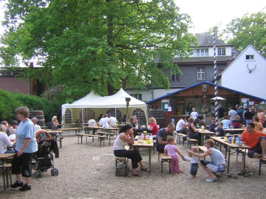 Biergarten mit Pavillon und Familien