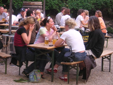 Gäste an Biertischen bei Getränken